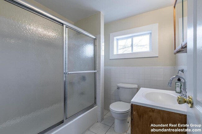 Building Photo - 376 Medford St