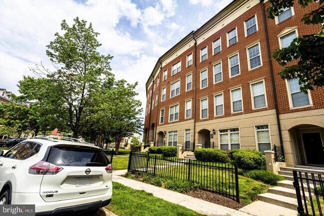 Building Photo - 7931 Crescent Park Dr