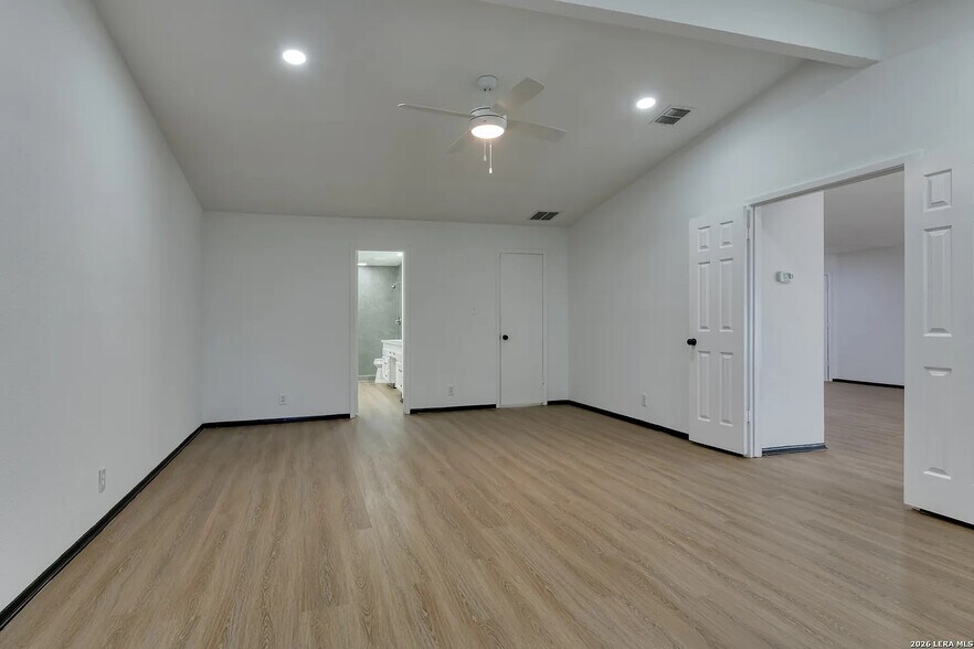 Building Photo - Room in House on Jenkins Dr