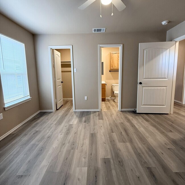 Building Photo - 2917 E Cornell St