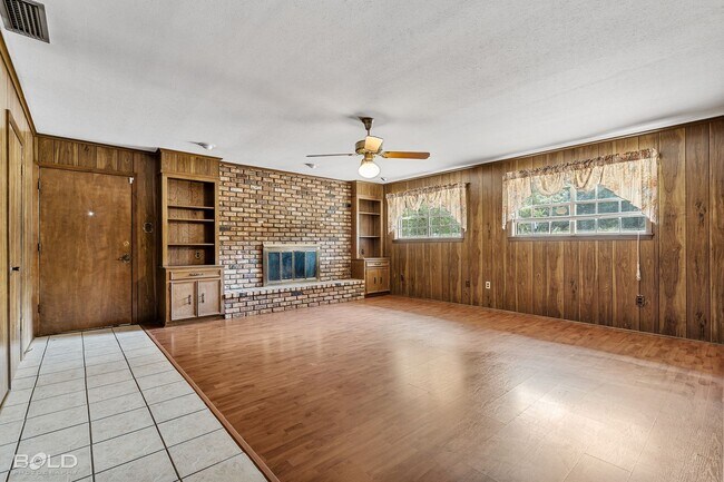 Building Photo - 3 Bedroom 2 bath Brick Home!