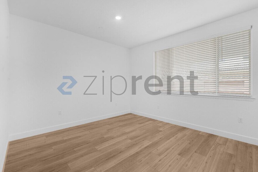 Building Photo - Unit