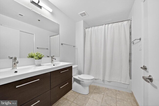 Building Photo - 1300 N St NW