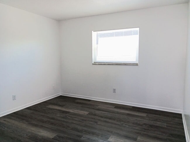 Building Photo - Nice, renovated one-bedroom near 4th St corridor