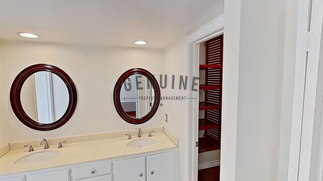Building Photo - Spacious and Nicely Updated House With Gre...
