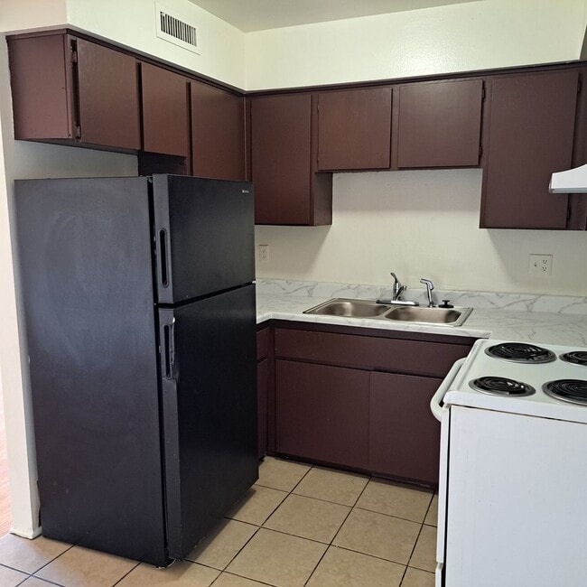 Building Photo - 595 N Royal Crest Cir