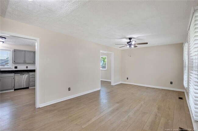 Building Photo - 1931 Daphne Cir