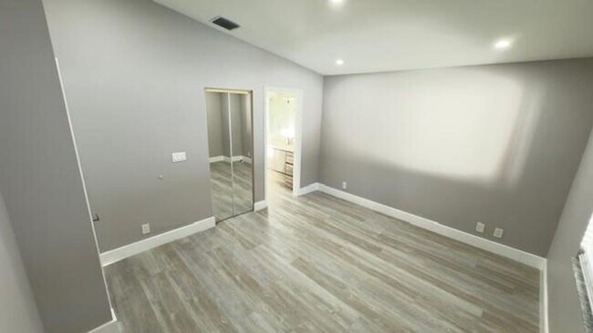 Building Photo - 4629 SW 12th St