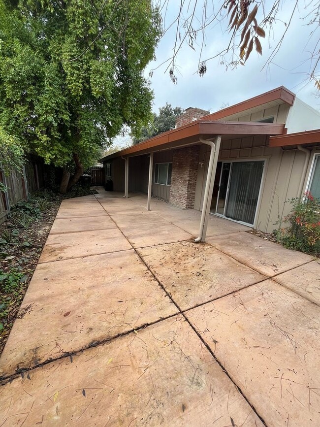 Building Photo - 4 Bedroom 2 Bath Home in Old Davis Near Campus
