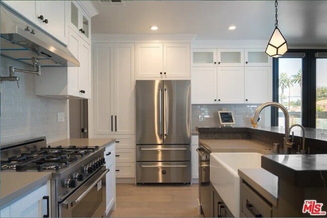 Building Photo - Larchmont Village Membership Community Shared Room