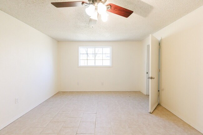 Building Photo - Spacious Backhouse Near Texas Tech, and Medical Centers!!