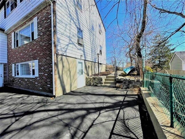 Building Photo - 146 Hibbert St