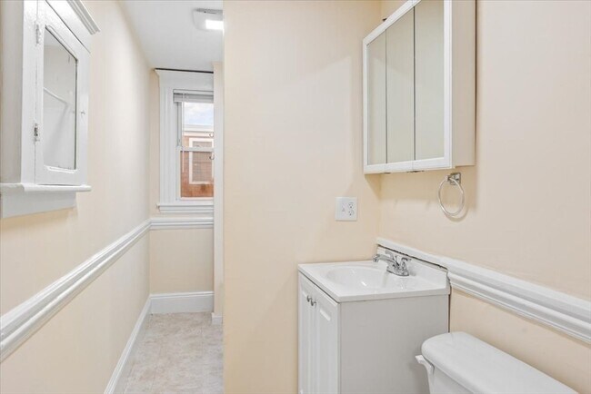 Building Photo - 52 Roslyn St