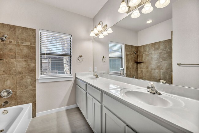 Building Photo - Gorgeous 3 bed 2 Bath detached condo in tr...