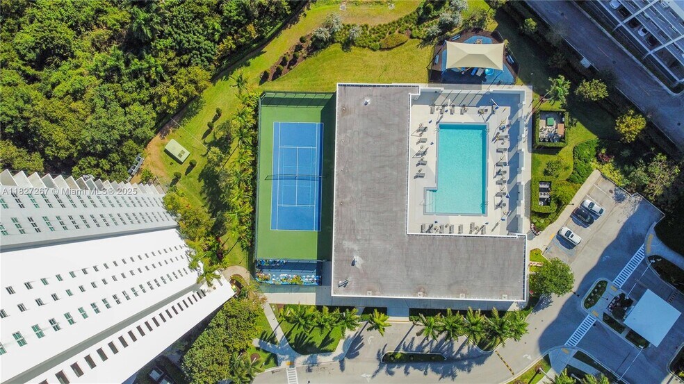 Building Photo - 14951 Royal Oaks Ln