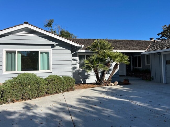 Building Photo - Epic REA - **4 Bedroom, 2.5 Bath - Ranch S...