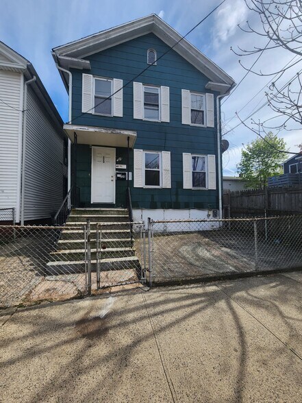 Building Photo - 220 Pine St