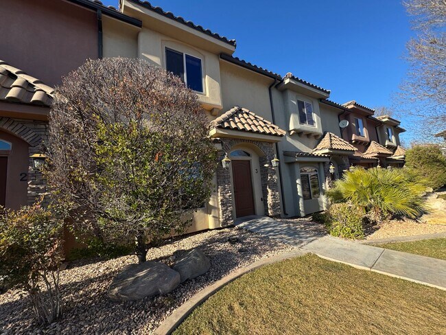 Building Photo - Gorgeous St. George Townhome