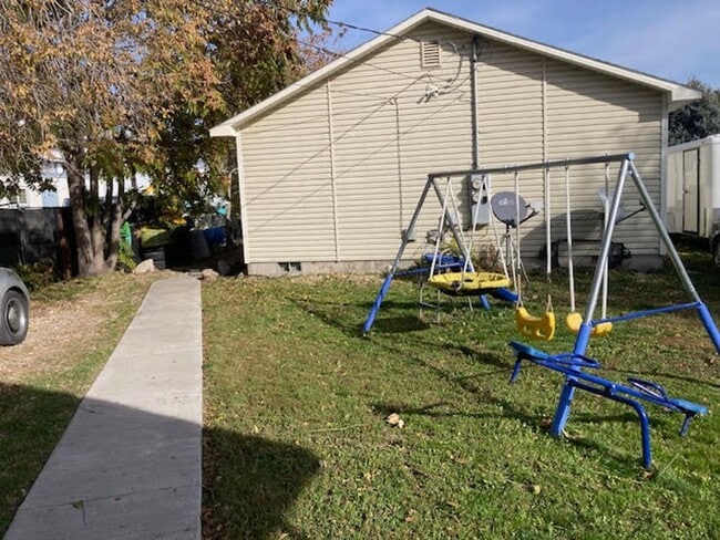 Building Photo - 3 bed 1 bath duplex