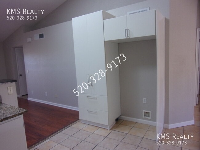 Building Photo - 3 Bedroom 2 Bath- 10048 E Desert Aire Driv...