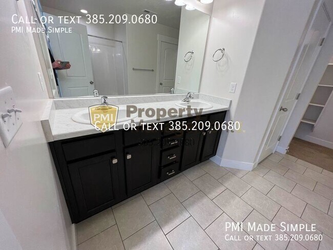 Building Photo - GORGEOUS & SPACIOUS Vineyard Townhome!