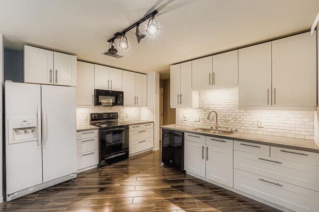 Building Photo - 1020 Brutus Dr
