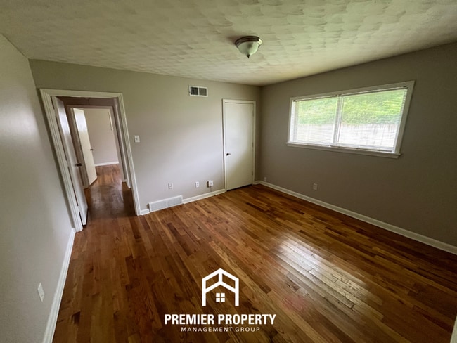 Building Photo - Charming 3BR/2BA in 38118 | Hardwood Floors, Formal Dining & Fenced Yard