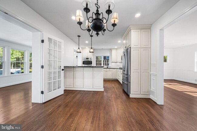 Building Photo - 2718 S June St