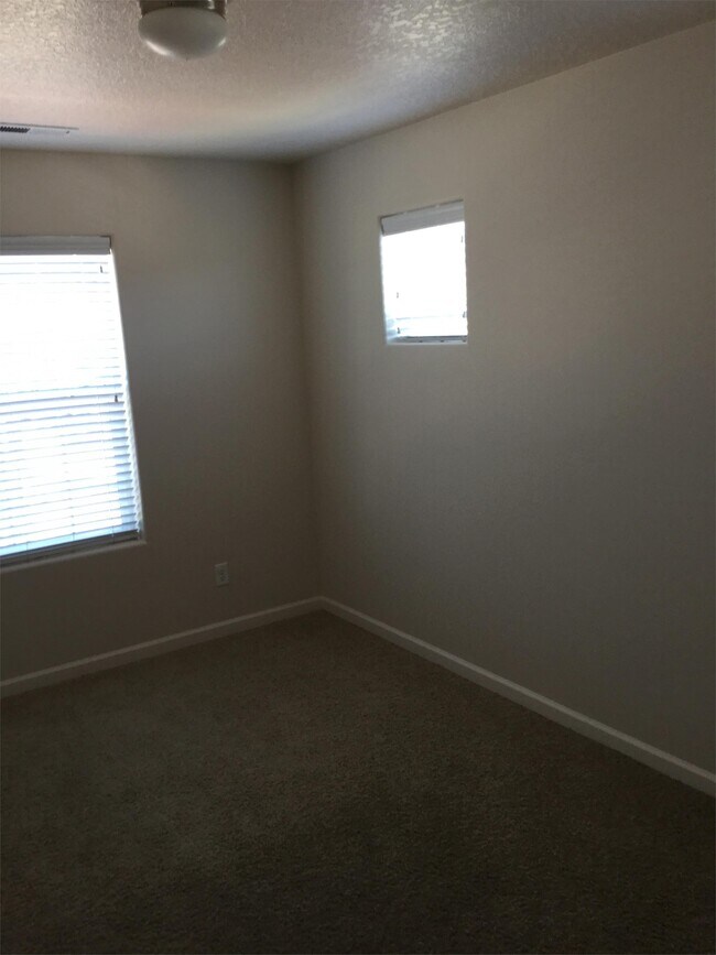 Building Photo - 3395 SE Meadowview Way