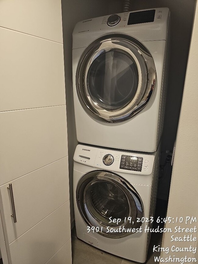 Building Photo - West Seattle townhome - 3 bedroom 3.5 bath...