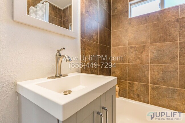 Building Photo - 4833 Castle Ave