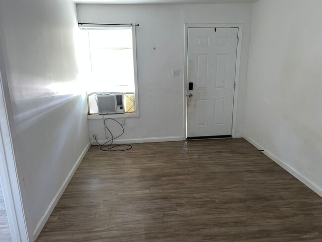 Building Photo - For Rent: Charming 1 Bed / 1 Bath Duplex w...