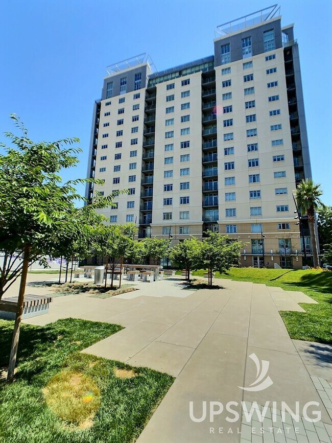 Building Photo - Fantastic 2 Bed/2Bath Penthouse with Panor...