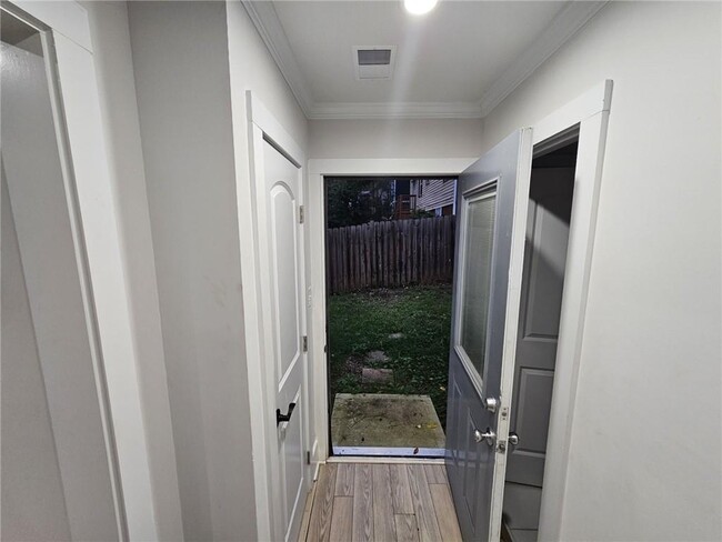 Building Photo - 1129 Graymont Dr SW