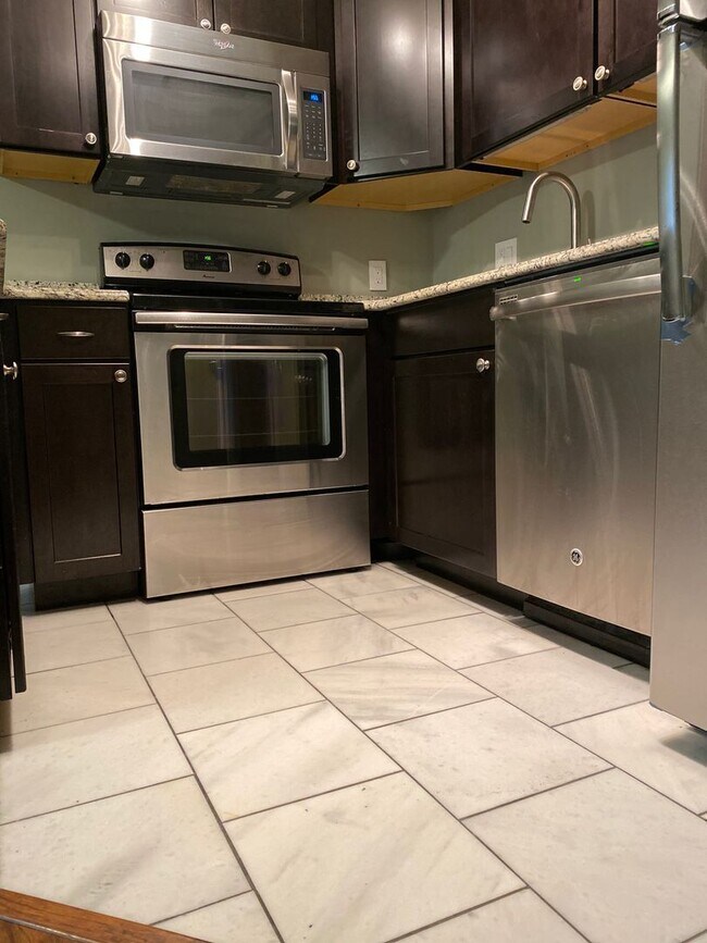 Building Photo - 1BR Condo | In-Unit Laundry, City Views, Walk to UTK