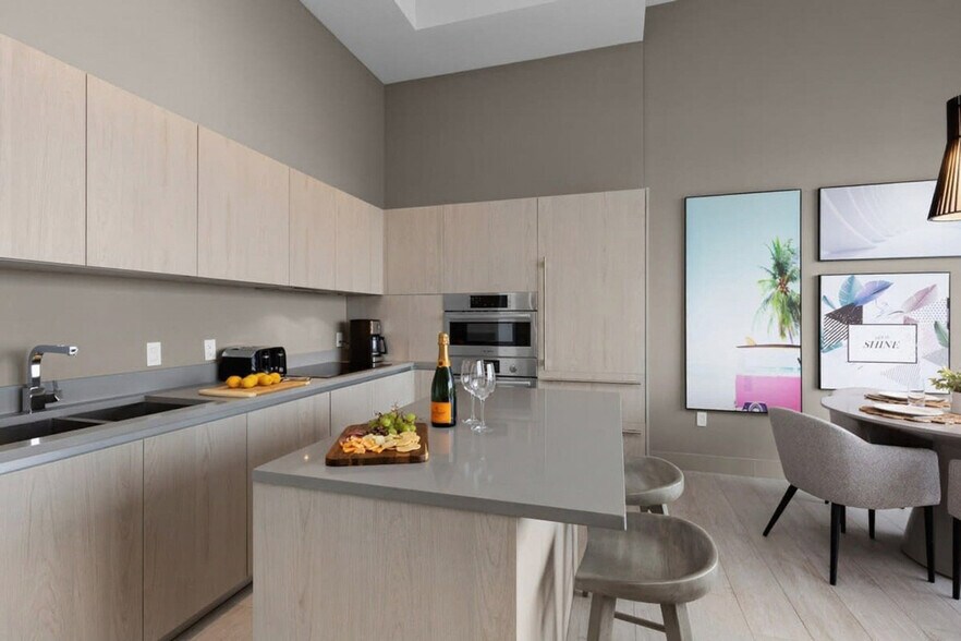 Building Photo - 4010 S Ocean Dr