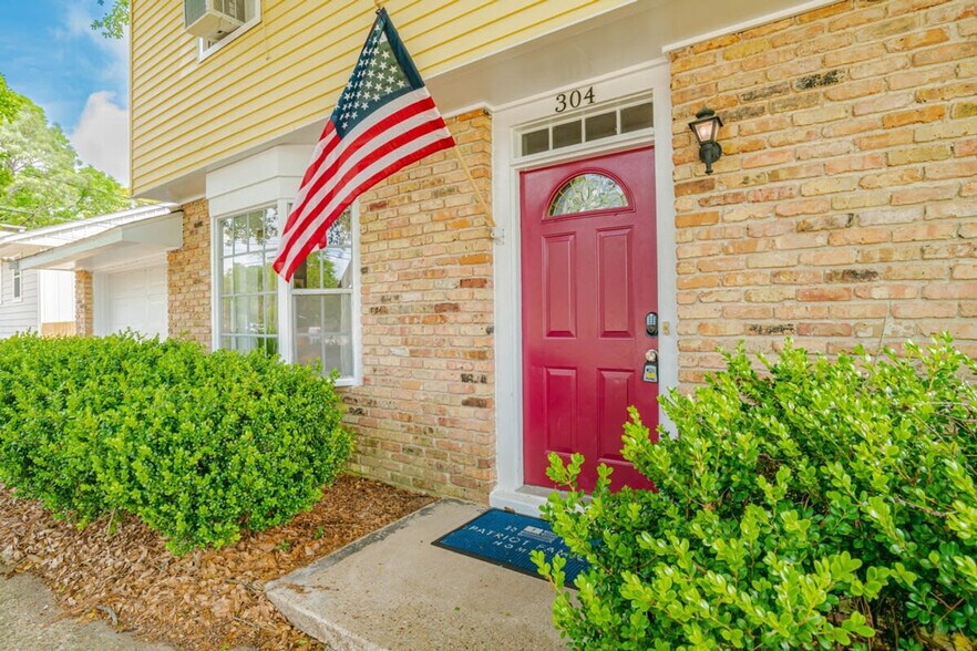 Building Photo - 304 N University Blvd