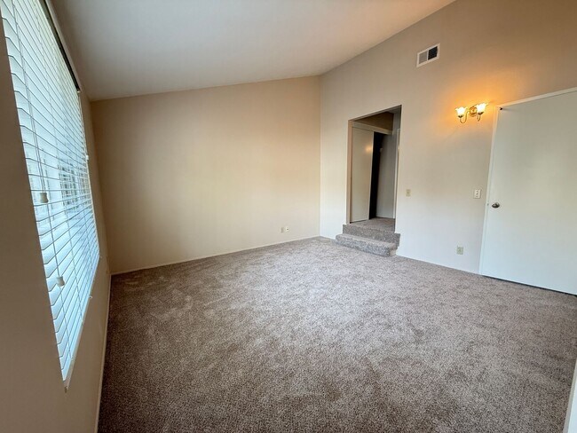 Building Photo - Spacious & Move In Ready 2BD Townhome! New Carpet! Full Size in Unit Washer/Dryer! Attached Garage!