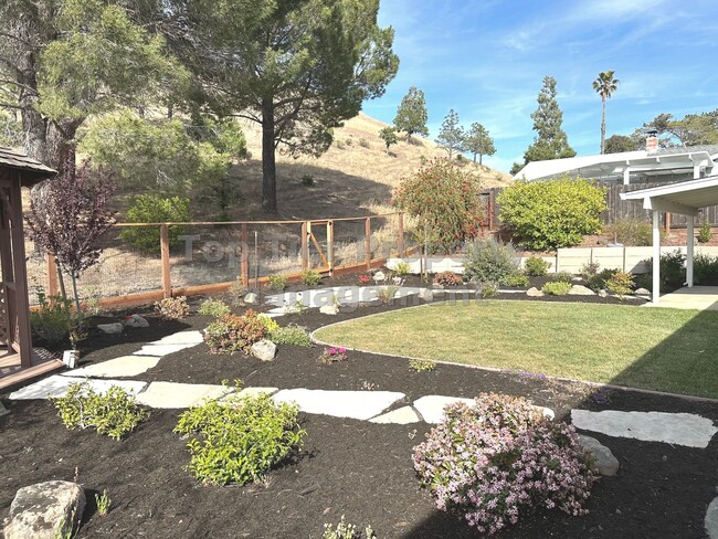 Building Photo - Beautiful 3 bed / 2 bath / 1,648 sqft hous...