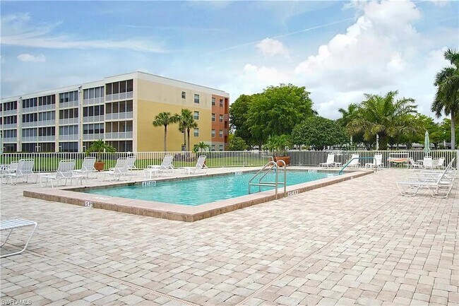 Building Photo - 14801 Park Lake Dr