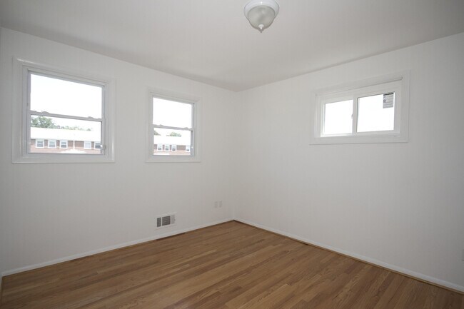 Building Photo - Welcome to this lovely 3bd 1.5bth home!