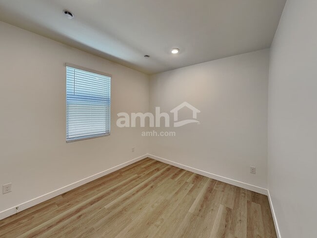 Building Photo - 9555 Harkes Dr