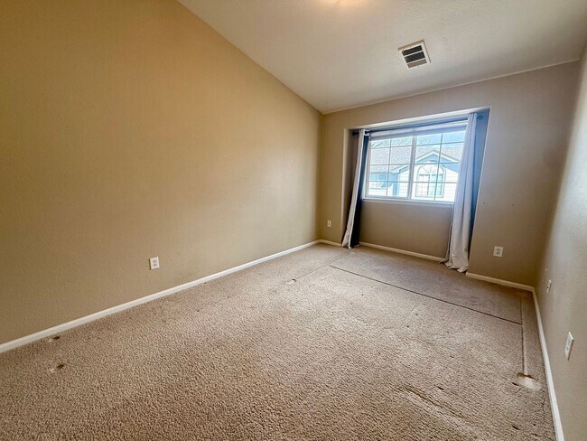 Building Photo - Spacious, Updated 2BR / 2 BA Condo in Gated Community!