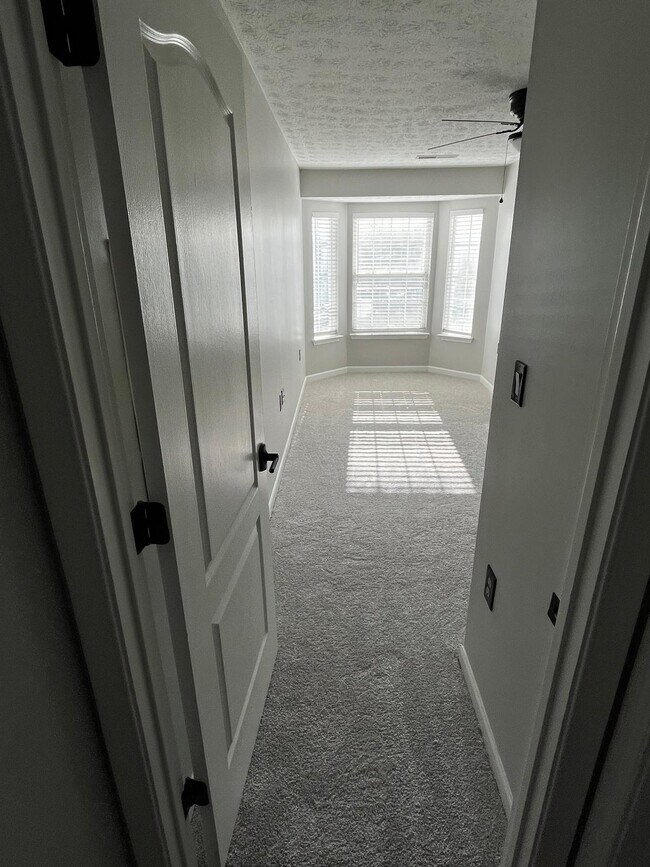 Building Photo - 8941 Town Center Cir