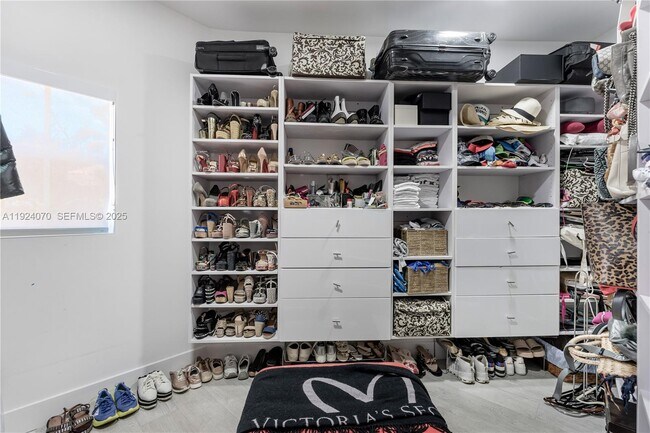 Building Photo - 18460 NE 30th Ave