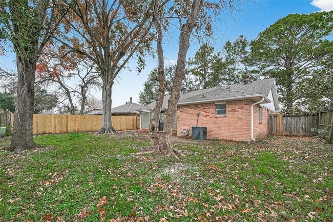 Building Photo - 16235 La Terra Dr