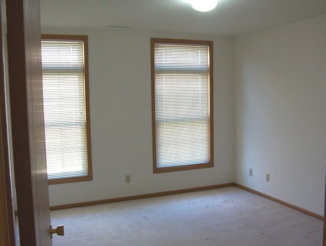 Building Photo - Furman Somerset Apartments