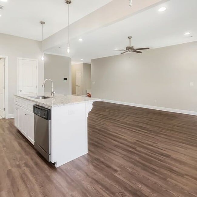 Building Photo - Beautiful 3 Bed 2 Bath Available in July!