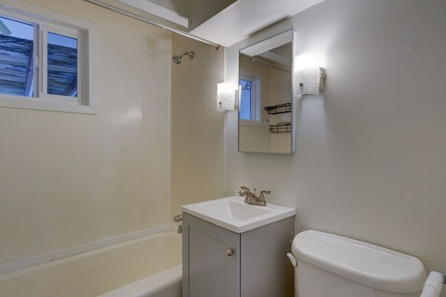 Building Photo - Single Family 2 bedroom 1 Bath Home