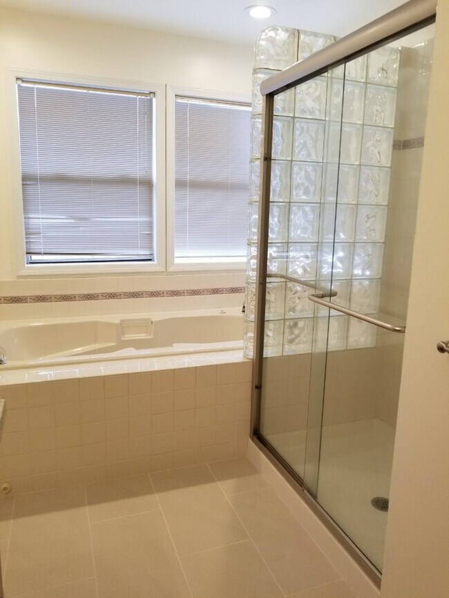 Building Photo - Beautiful 2 Story 4 Bed 2.5 Bath Home in N...